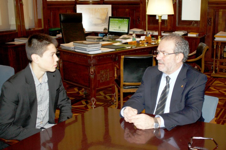 El president de la Diputació de Lleida, Joan Reñé, ha rebut aquest divendres el pilot Arnau Farré