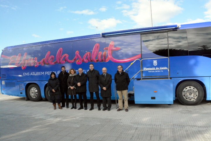 El president de la Diputació de Lleida, Joan Reñé, visita el Bus de la Salut a Mollerussa