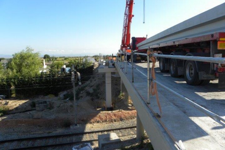 Obertura al trànsit del pas superior sobre el ferrocarril a Bell-lloc