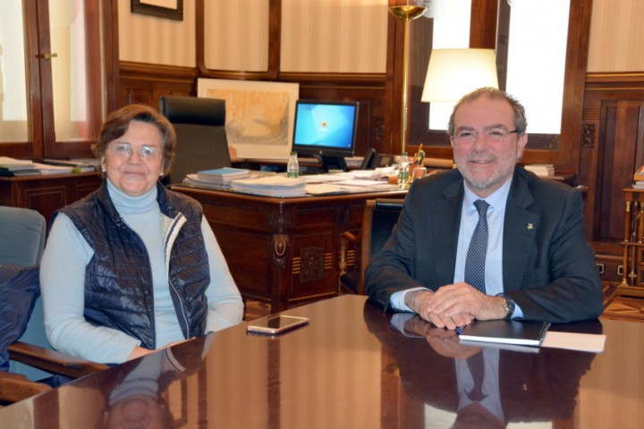Trobada entre Reñé i la nova directora de l’IRB, Elvira Fernández