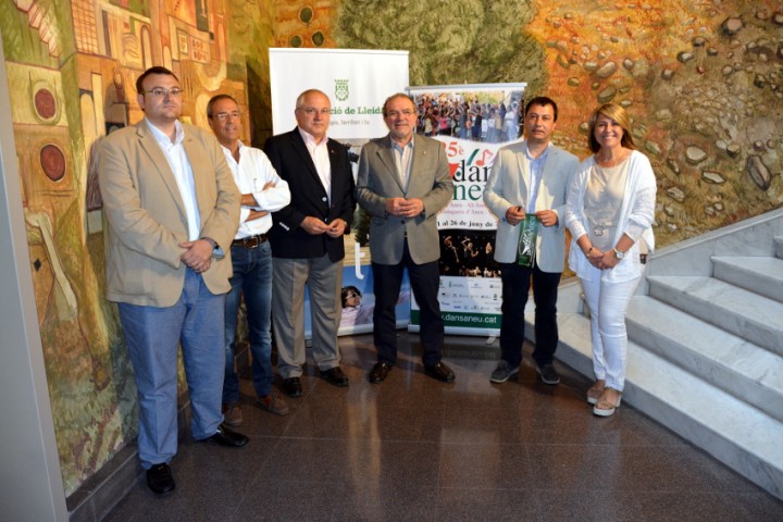 El Dansàneu celebra el seu 25è aniversari esdevenint centre productor d’un espectacle propi i incidint en el debat sobre tradició i modernitat