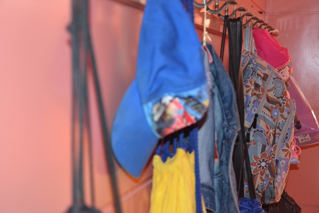 Motxilles_penjades_001