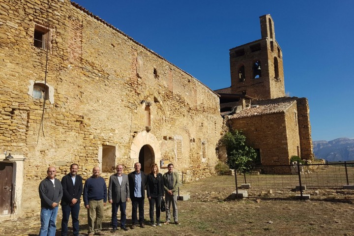 El president de la Diputació de Lleida, Joan Reñé, en una visita guiada a la Col•legiata de Sant Pere d’Àger