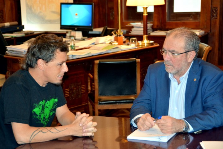 El president de la Diputació de Lleida, Joan Reñé, amb l’alcalde de Soriguera, Xavier Pedemonte