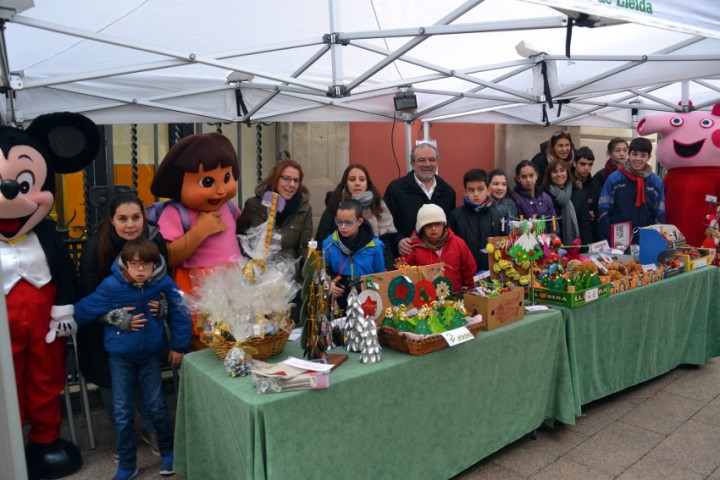 Alumnes i professors de l’Escola d’Educació Especial de la Diputació de Lleida “Llar de Sant Josep” amb el president Reñé