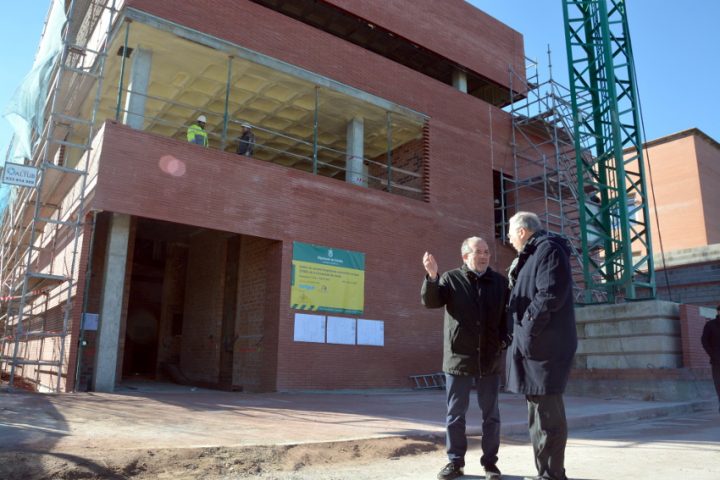 El president de la Diputació de Lleida, Joan Reñé, i el rector de la Universitat de Lleida, Roberto Fernández, en la visita d'obres de l'edifici de Veterinària a l'ETSEA