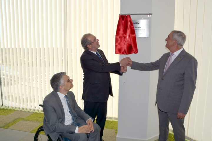 El president de la Diputació Joan Reñé, amb el president d'ICG; Andreu Pi, i l'alcalde de Torrefarrera, Jordi Latorre