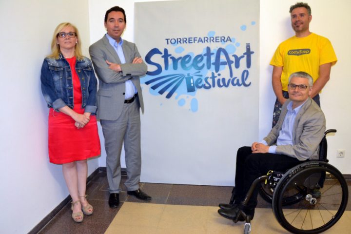 El logo del Torrefarrera Street Art Festival en grafit sobre una lona.